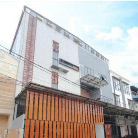 Hôtel Kamar Keluarga Duri Kosambi à Jakarta Extérieur photo
