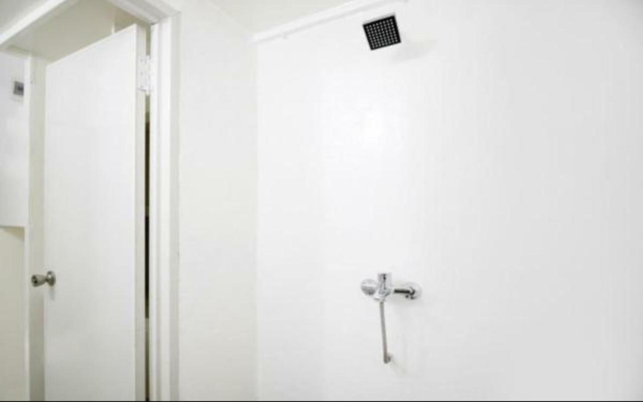 Hôtel Kamar Keluarga Duri Kosambi à Jakarta Extérieur photo